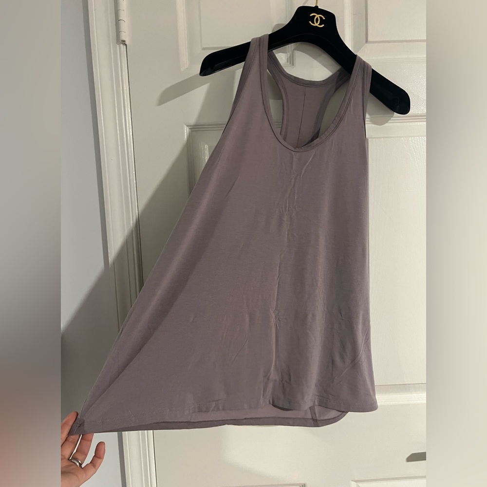 Alo Yoga Women's Motion Tank in Lavender Smoke Dark Purple Size L EUC - Picture 4 of 10